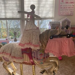 Darling girls size 7 Makena Lane outfit. 2 tops and one pair of shorts.